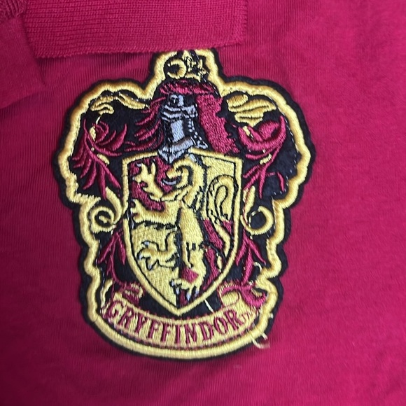 Harry Potter Gryffindor patch red polo golf shirt 100% cotton like new - Picture 3 of 3